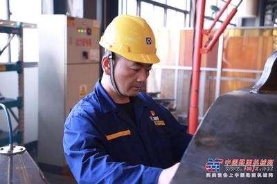 弧光飛舞，匠心閃耀——記徐工礦機焊接領域的“?！比? class=